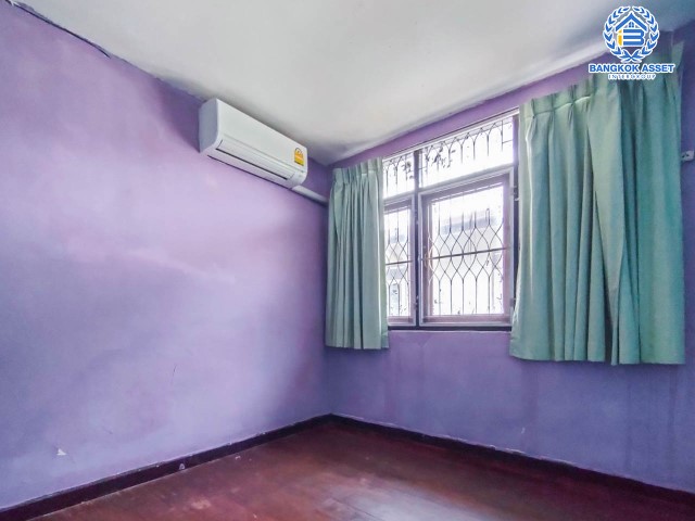 *****ทาวน์เฮ้าส์มือสองย่านนนทบุรี ม.ซอยเรวดี51 รัตนาธิเบศร์ บนเนื้อที่ 16 ตร.ว. ฟังก์ชัน 2 ห้องนอน 2 ห้องน้ำ 1 ที่จอดรถ แถมฟรี! 3 เครื่องปรับอากาศ 2 เครื่องทำน้ำอุ่น 1 เครื่องดูดควัน บ้านสวย ตกแต่งพร้อมอยู่ เพียง 5 นาทีก็ถึงรถไฟฟ้าสายสีม่วง "สถานีศูนย์ราชการนนทบุรี" จองด่วน!